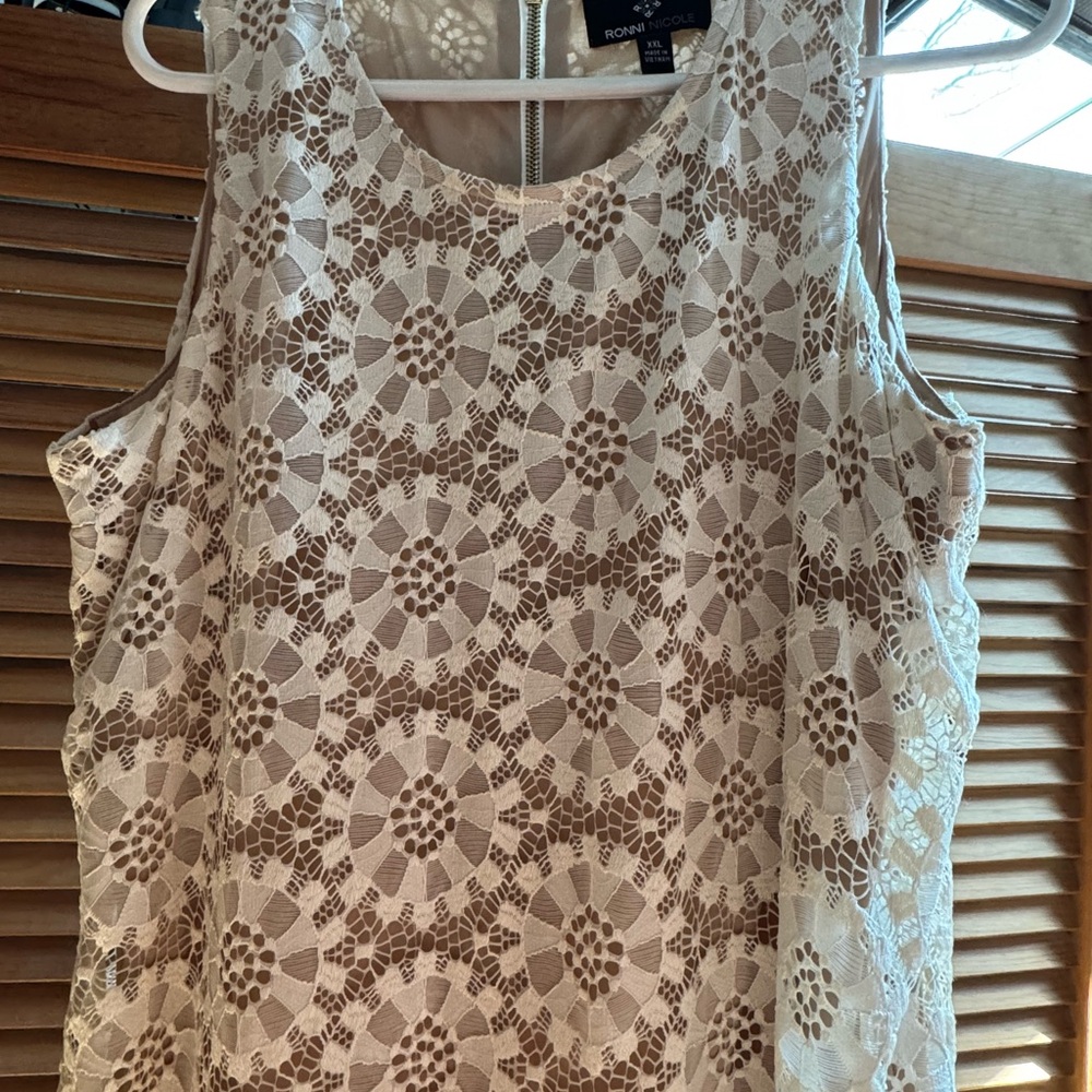 Ronni Nicole Women's Cream Lace dress.